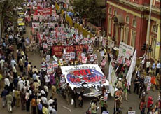 Decenas de miles de personas marcharon por Bombay contra la globalizaci�n neoliberal. Foto: AP