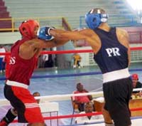 El pinareño Juan P. Hernández (derecha) fue superior a Ismaikel Pérez, de Sancti Spíritus. Foto: RICARDO LÓPEZ