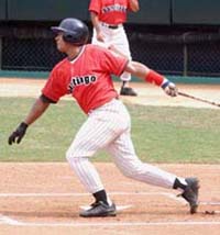 El pitcheo Naranja no ha tenido secretos para Rey Isaac. Foto: RICARDO L�PEZ