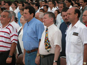 El vicepresidente del Consejo de Estado, Carlos Lage Dvila, presidi el acto de clausura de la II Olimpiada, acompaado de los tambin miembros del Bur Poltico Esteban Lazo y Yadira Garca. A su lado el Gran Maestro, y varias veces campen mundial de ajedrez, Anatoli Karpov.