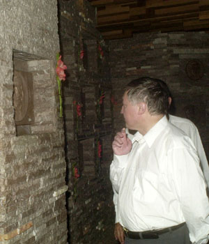 Anatoli Karpov, frente al nicho que guarda los restos del Comandante Ernesto Che Guevara en el mausoleo, que tambin acoge a su Destacamento de Refuerzo