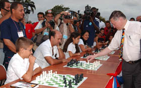 El siete veces campen del mundo dio inicio a la simultnea, que constituye nuevo Rcord Guinness. En la foto frente a Carlos Lage, vicepresidente del Consejo de Estado.