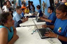 Preparaci�n de una unidad m�vil para la cedulaci�n. Foto: FRANKLIN REYES