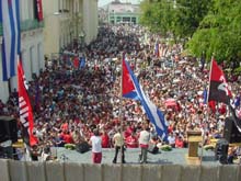 Una espont�nea muestra de j�bilo popular se produjo frente a la sede del Comit� Provincial del Partido en Villa Clara al conocerse la noticia.