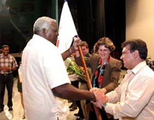 Esteban Lazo abandera a los representantes del municipio de Boyeros. Foto: ALBERTO BORREGO