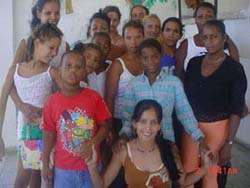 Anay (agachada, al centro) junto con padres y alumnos de la escuela de conducta Tato Madruga. Foto: MODESTO GUTIRREZ
