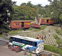 Monumento que recuerda el descarrilamiento del tren blindado, accin liderada por el Che, que impidi la llegada de refuerzos de la tirana a la zona oriental.