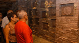 Asaltantes del Moncada y expedicionarios del Granma, rindieron tributo al Che en el Mausoleo que guarda sus restos.