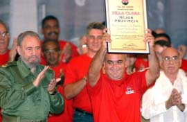 El primer secretario del Partido en Villa Clara, Roberto Lpez, recibi el galardn a la mejor provincia en la emulacin por el 26 de julio. Foto: Ahmed Velzquez