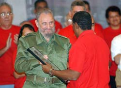 El primer secretario del Partido en Ciudad de La Habana, Pedro Sez, recibi la condicin de provincia destacada. Foto: Ahmed Velzquez