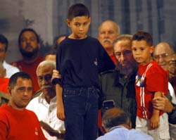 Al finalizar el acto, el Comandante en Jefe, comparti con el nio Elin Gonzlez, su padre Juan Miguel y su digna familia. Foto: Ahmed Velzquez