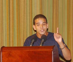 El verso afilado del joven Yoerkis Snchez levant la voz de la nueva generacin. Foto: Juvenal Baln