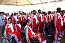 En la ceremonia de izar la bandera. Foto: RIZOS PASTIS