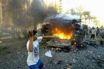 Un tanque en llamas muestra que la resistencia no cesa. Foto: AFP