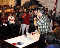 "Verdad que est� lloviendo duro", coment� el Canciller, y la gente del Consejo Popular de Col�n le respondi�: "�Seguimos, esto es de Patria o Muerte!". Foto: JOS� M. CORREA
