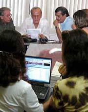 Alarcn respondi a preguntas de internautas de varios pases. Foto: ARNALDO SANTOS