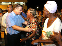 Vecinos de Mantilla agradecen la presencia del canciller Felipe P�rez Roque en su barrio para hablarles sobre el bloqueo. Foto: ALBERTO BORREGO