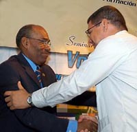 Arist�bulo Ist�riz, titular de Educaci�n y Deportes saluda a Otto Rivero Torres, primer secretario del Bur� Nacional de la Uni�n de J�venes Comunistas.