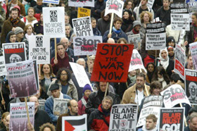 Mientras decenas de miles de personas marcharon este domingo por las principales calles de Londres en protesta contra la guerra, el racismo y las injusticias sociales, el Gobierno cede a los pedidos de Washington para llenar el vac�o de sus numerosas bajas en Iraq. Foto: REUTERS