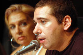 Mar�a Isabel Permuy y Javier Couso, madre y hermano del camar�grafo espa�ol asesinado en Iraq. Foto: AHMED VEL�ZQUEZ