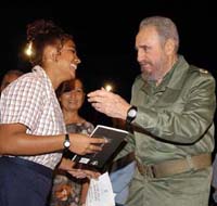 El lider de la Revoluci�n entreg� el t�tulo a los 15 graduados m�s integrales. Foto: AHMED VEL�ZQUEZ