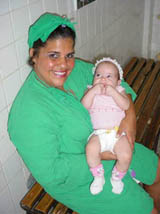 Clarinellis, en perfecto estado de salud, en brazos de una enfermera del servicio de Neonatologa. Foto: ALBERTO NAVARRO