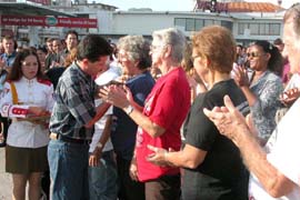 A propuesta de la direccin nacional de las BTJ, la UJC les entreg a nuestros Cinco Hroes prisioneros injustamente en crceles del imperio la distincin Forjadores del Futuro, la cual fue recibida por sus familiares.Foto: ARNALDO SANTOS