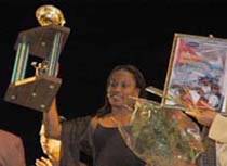 Para Osleidys Men�ndez, campeona ol�mpica y recordista mundial de la jabalina, el trofeo de mejor deportista del 2004. Foto: MARCELINO V�ZQUEZ