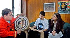 Durante la ceremonia Yang utiliza su tambor de la buena voluntad. Lo acompaan Julio Martnez y Kenia Serrano. Foto: ORGE LUIS GONZLEZ