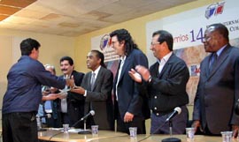 El ministro de Cultura de Brasil, Gilberto Gil, particip� en la entrega de premios e intervino en la clausura de la etapa capitalina de la Feria.�Foto: JOS� M. CORREA