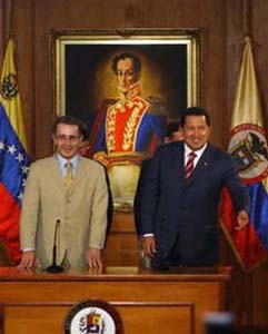 Uribe y Ch�vez, durante la conferencia de prensa. Foto: REUTERS
