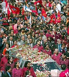 Miles de chilenos despidieron a Gladys Mar�n. Foto: AFP