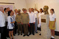 Raúl y sus acompañantes observan el busto del mayor general José María Rodríguez (Mayía). Foto: MIGUEL NOA