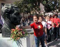 Los estudiantes universitarios colocaron flores ante el busto de Julio Antonio Mella en el Memorial que lleva su nombre. Foto: RAÚL LÓPEZ