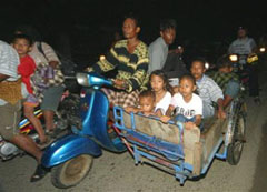 Bajo el p�nico de un nuevo tsunami, familias enteras de Banda Aceh buscan lugares altos para refugiarse. Foto: AP
