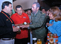 En EXPOCUBA Fidel y Ch�vez compartieron con los expositores. Foto: JORGE L. GONZ�LEZ