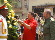 Ambos Presidentes depositaron una ofrenda floral ante la estatua del Libertador, en la Habana Vieja. Foto: ORIOL DE LA CRUZ