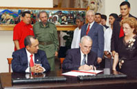 Los ministros del Banco Industrial de Venezuela y del Banco Central de Cuba, suscriben acuerdos. Foto: JUVENAL BAL�N