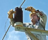 Linieros de Artemisa reparan averas del tendido elctrico en el municipio habanero de Madruga. Foto: JUVENAL BALN