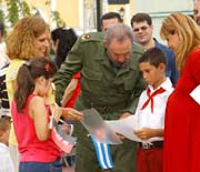 Olga e Ivette, esposa e hija de Ren Gonzlez Sehwerert, entregan la carta de este a Elin en presencia de Fidel y de Mriam Yanet Martn, presidenta de la Organizacin de Pioneros Jos Mart (OPJM). Foto: JUVENAL BALN