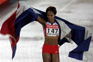 Zulia Calatayud celebra la primera medalla de oro de Cuba en el Mundial de atletismo.Foto: IAAF