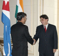 El Ministro indio y Bruno Rodr�guez intercambian saludos durante las conversaciones oficiales. Foto: ALDO MEDEROS