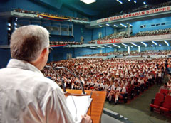 Luis Ignacio G�mez resalt� la importancia de educar a los j�venes en valores de honradez y honestidad propios de la sociedad socialista. Foto: JUVENAL BAL�N