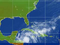 En la imagen del satlite puede observarse la extensa rea de nublados con lluvias que acompaa al huracn Wilma en su desplazamiento por las aguas del mar Caribe occidental.