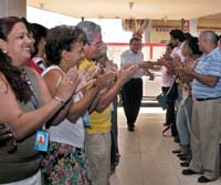 El canciller Felipe P�rez Roque es saludado por sus compa�eros en el Ministerio de Relaciones Exteriores. Foto: JOS� M. CORREA