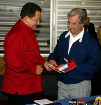 Los presidentes de Venezuela y Uruguay, Hugo Chávez y Tabaré Vázquez, respectivamente, rubricaron ayer un acuerdo para la expansión de la empresa estatal de combustible uruguaya ANCAP. En Montevideo, Chávez agradeció apoyo para ingreso al MERCOSUR. Foto: REUTERS