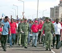 El Comandante en Jefe encabez� el �ltimo bloque de la gigantesca Marcha, compuesto por la tropa del futuro: los estudiantes de los Programas de la Revoluci�n. Foto: Jos� M. Correa
