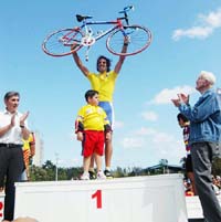Merckx premi a Pedro Pablo (junto a su hijo) en presencia de Jos Ramn Fernndez. Foto: RICARDO LPEZ