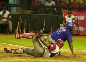 Urgell�s es puesto out en home. Foto: JOS� LUIS ANAYA