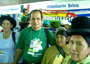 Las tres aymaras junto a Marcos Anzardo, asesor nacional del Programa de Alfabetización en Bolivia. Foto: OTMARO RODRÍGUEZ